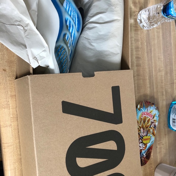 YEEZY 700 v3 size 8.5 BRAND NEW NEVER WORN!!!! - Picture 2 of 5